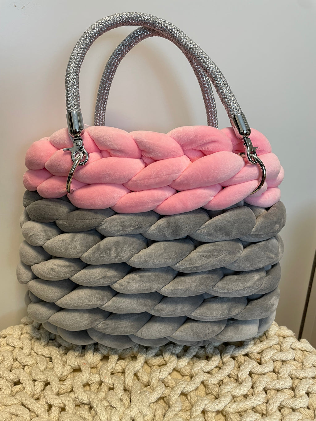 Handmade Bag – Grobstrick Velour Steingrau/Rosa mit Silbergriff