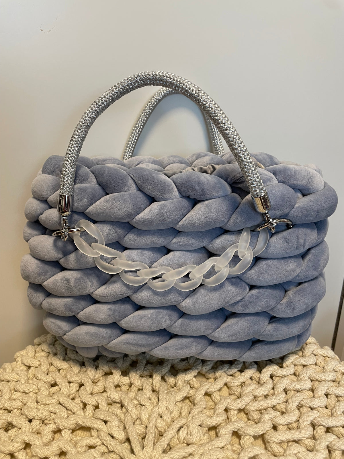 Handmade Bag – Grobstrick Velour Silbergrau mit Zierkette
