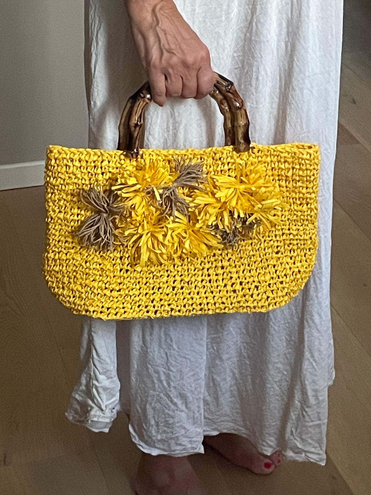 Handmade Raffia Bag – Gelb/Beige mit Bambusgriff