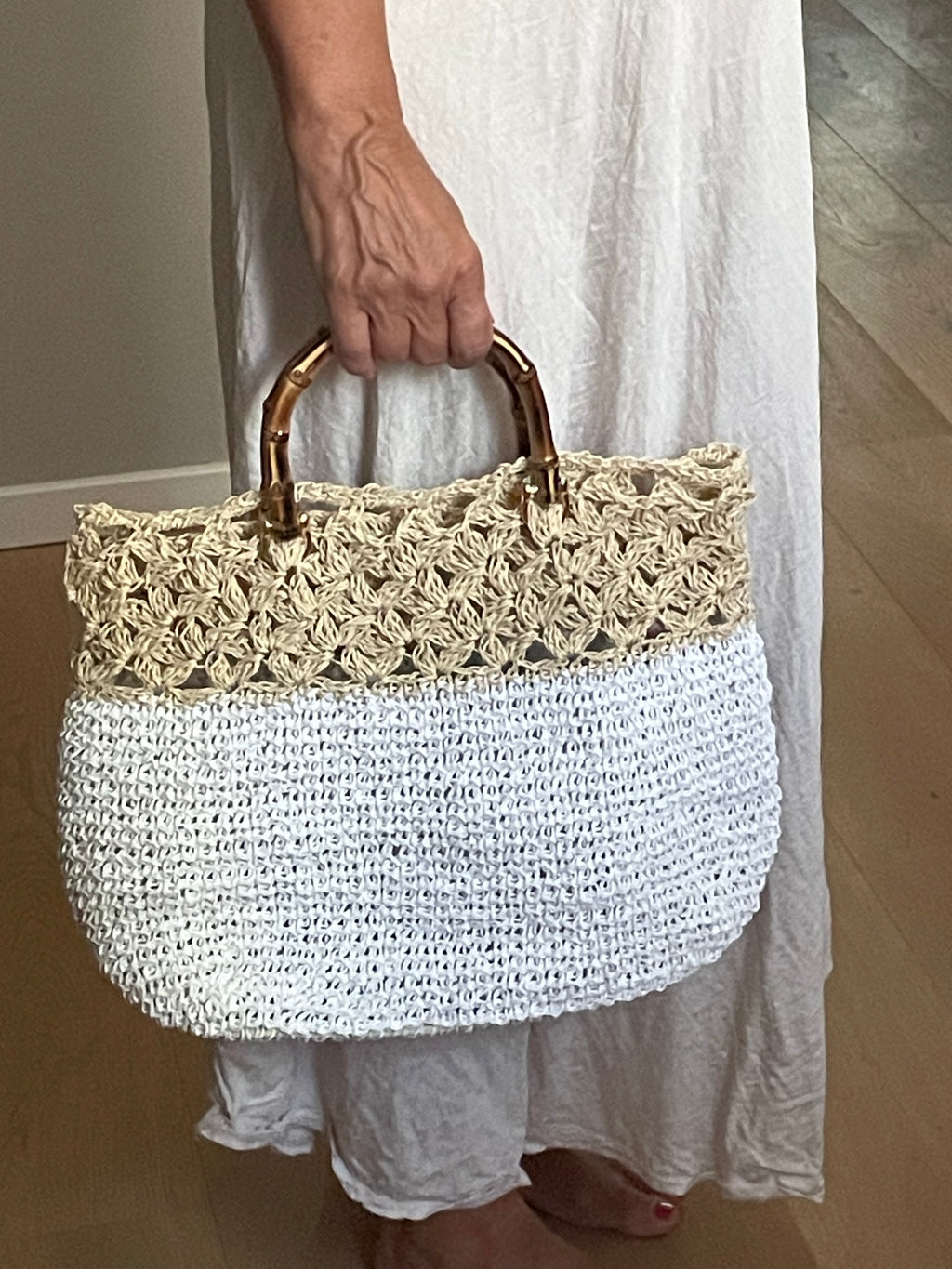 Handmade Raffia Bag – Weiß/Beige mit Bambusgriff