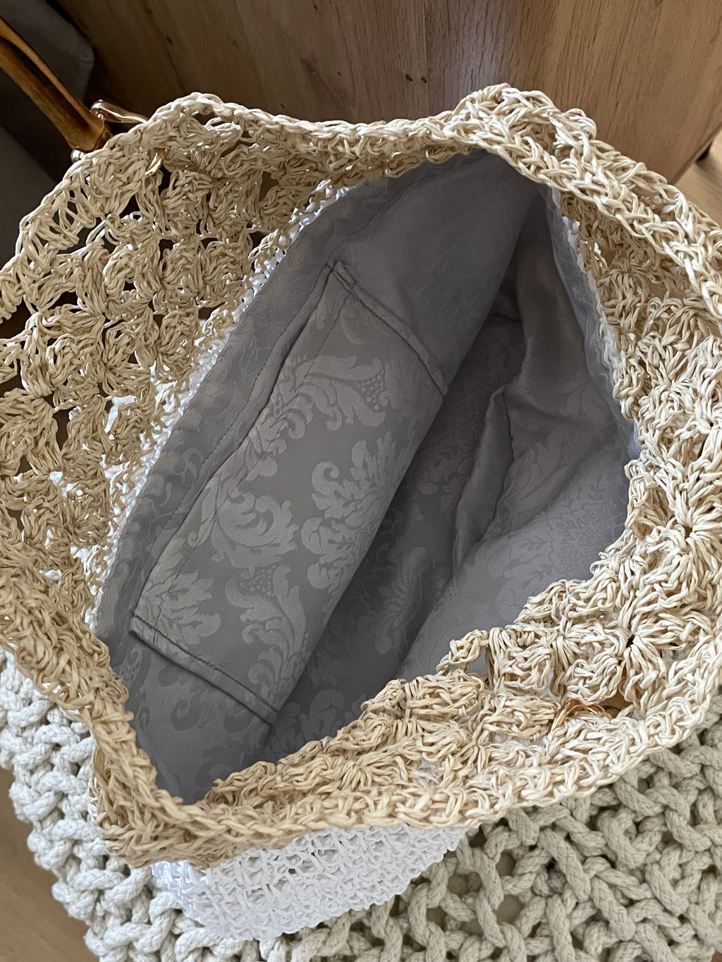 Handmade Raffia Bag – Weiß/Beige mit Bambusgriff