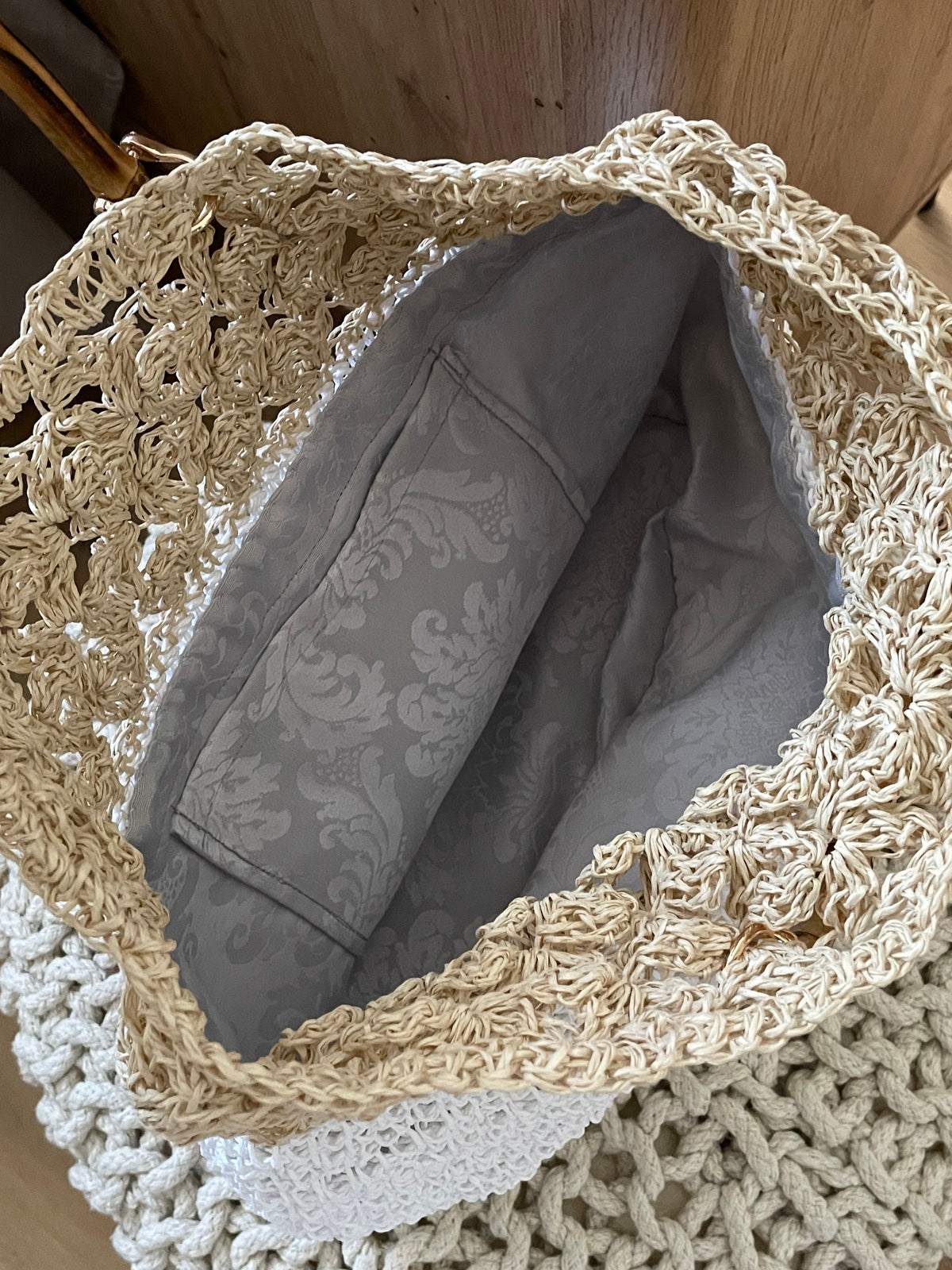 Handmade Raffia Bag – Weiß/Beige mit Bambusgriff