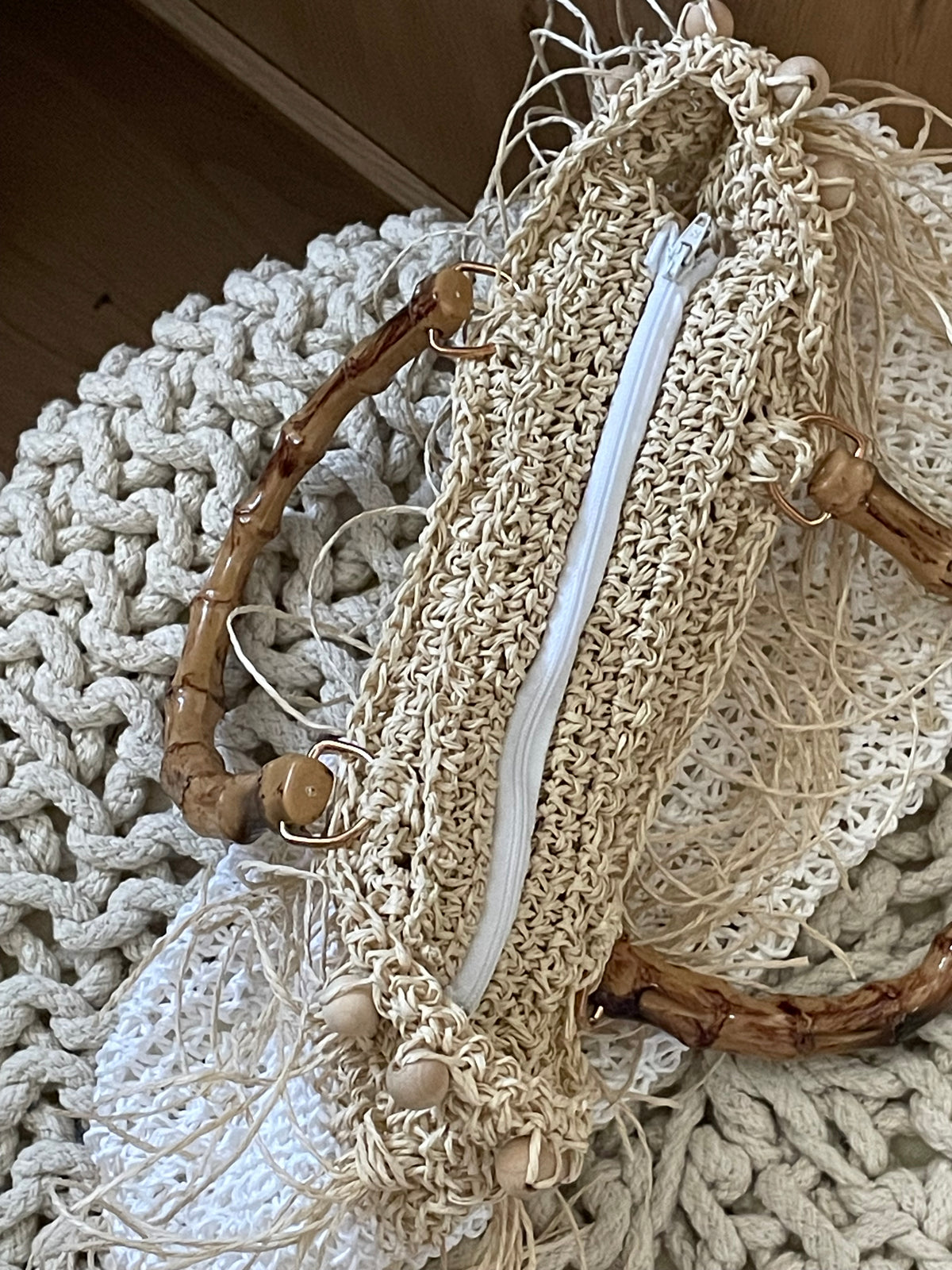 Handmade Raffia Bag – Weiß/Beige mit Zippverschluss & Fransen
