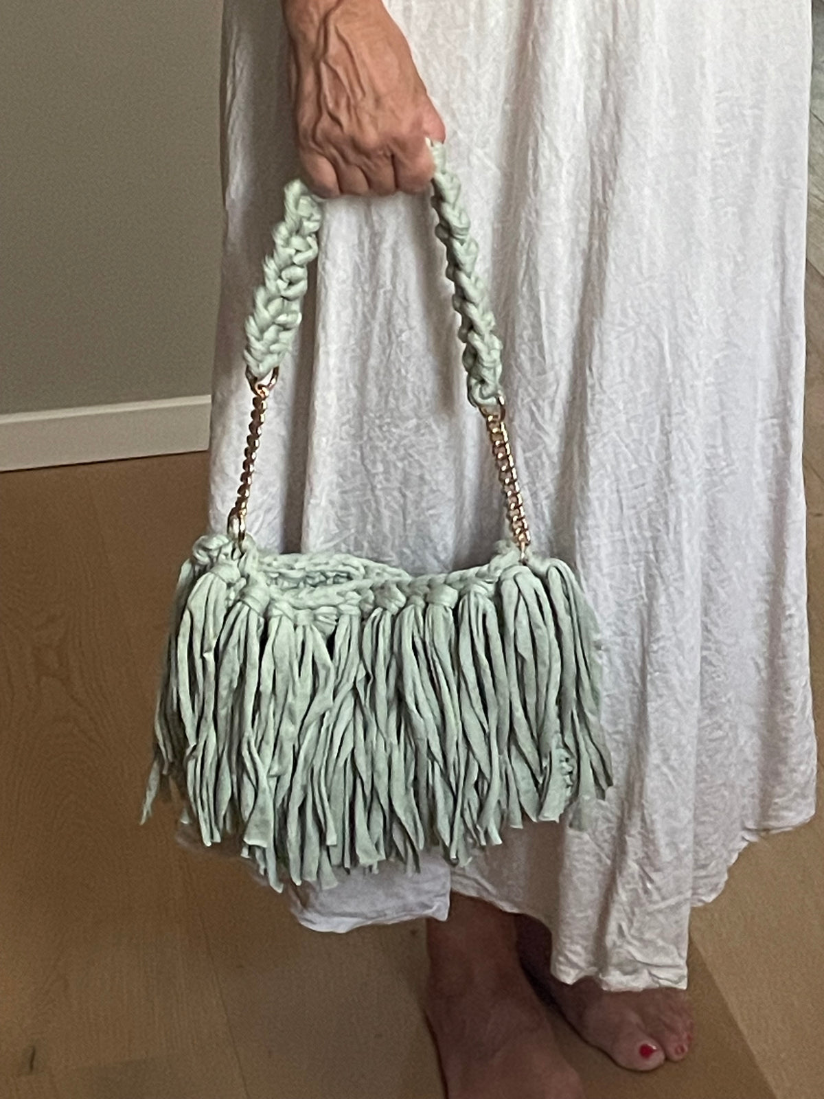 Handmade Bag – Stoffgarn Pastellgrün mit Goldketten & Fransen