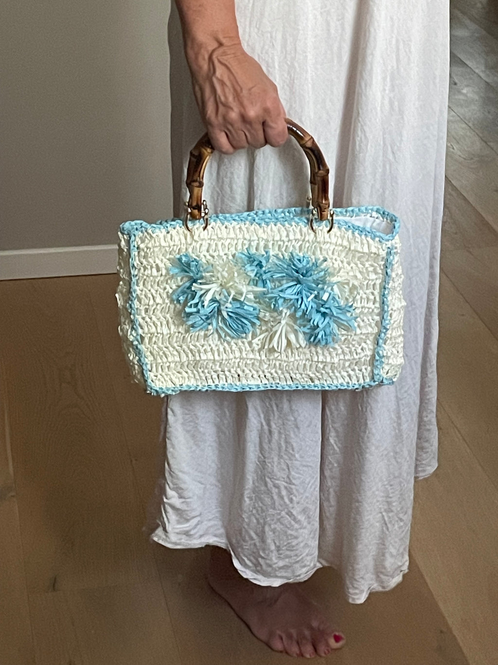 Handmade Raffia Bag – Weiß/Hellblau mit Bambusgriff