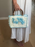 Handmade Raffia Bag – Weiß/Hellblau mit Bambusgriff