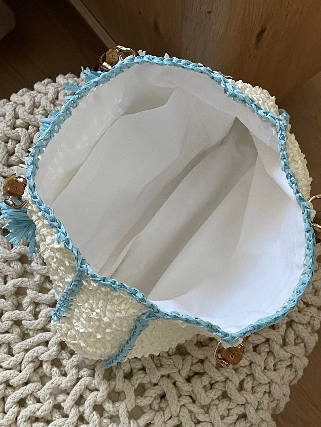 Handmade Raffia Bag – Weiß/Hellblau mit Bambusgriff
