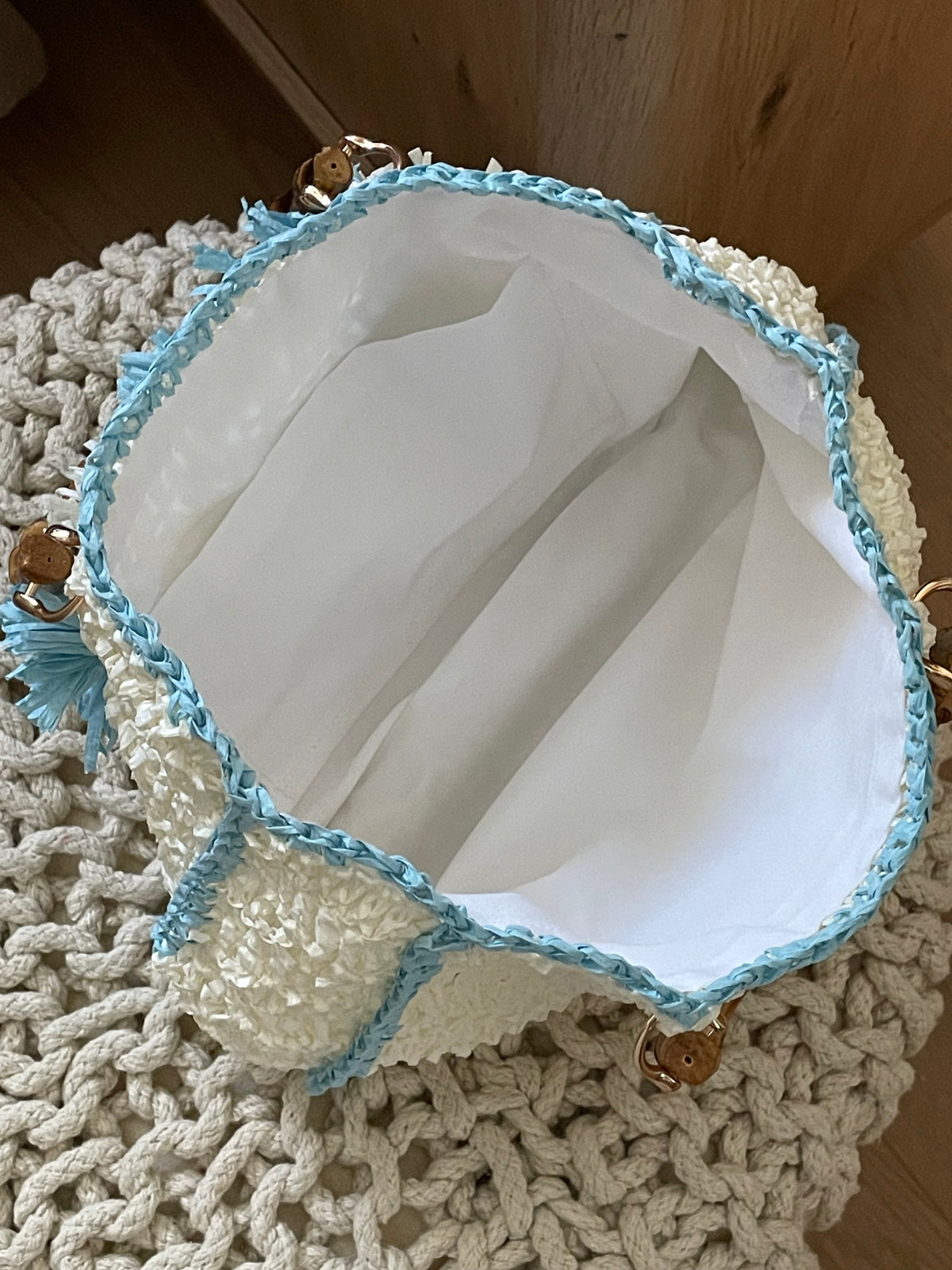 Handmade Raffia Bag – Weiß/Hellblau mit Bambusgriff