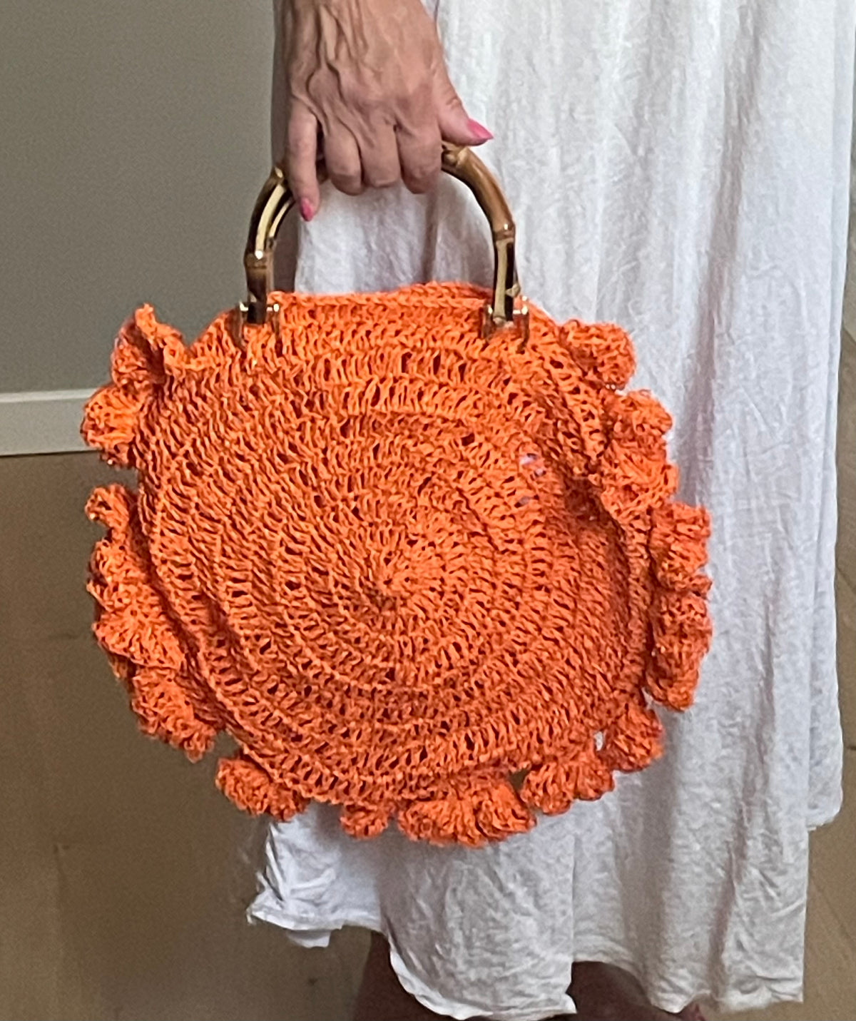 Handmade Raffia Bag – Orange mit Bambusgriff