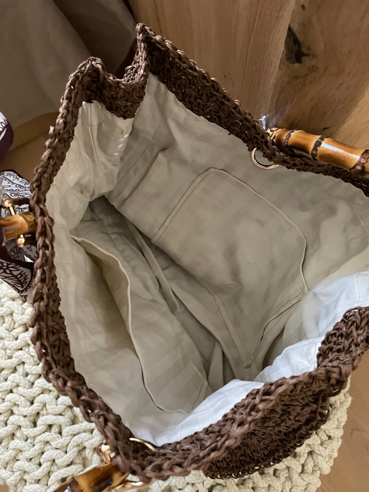 Handmade Raffia Bag – Dunkelbraun mit Bambusgriff
