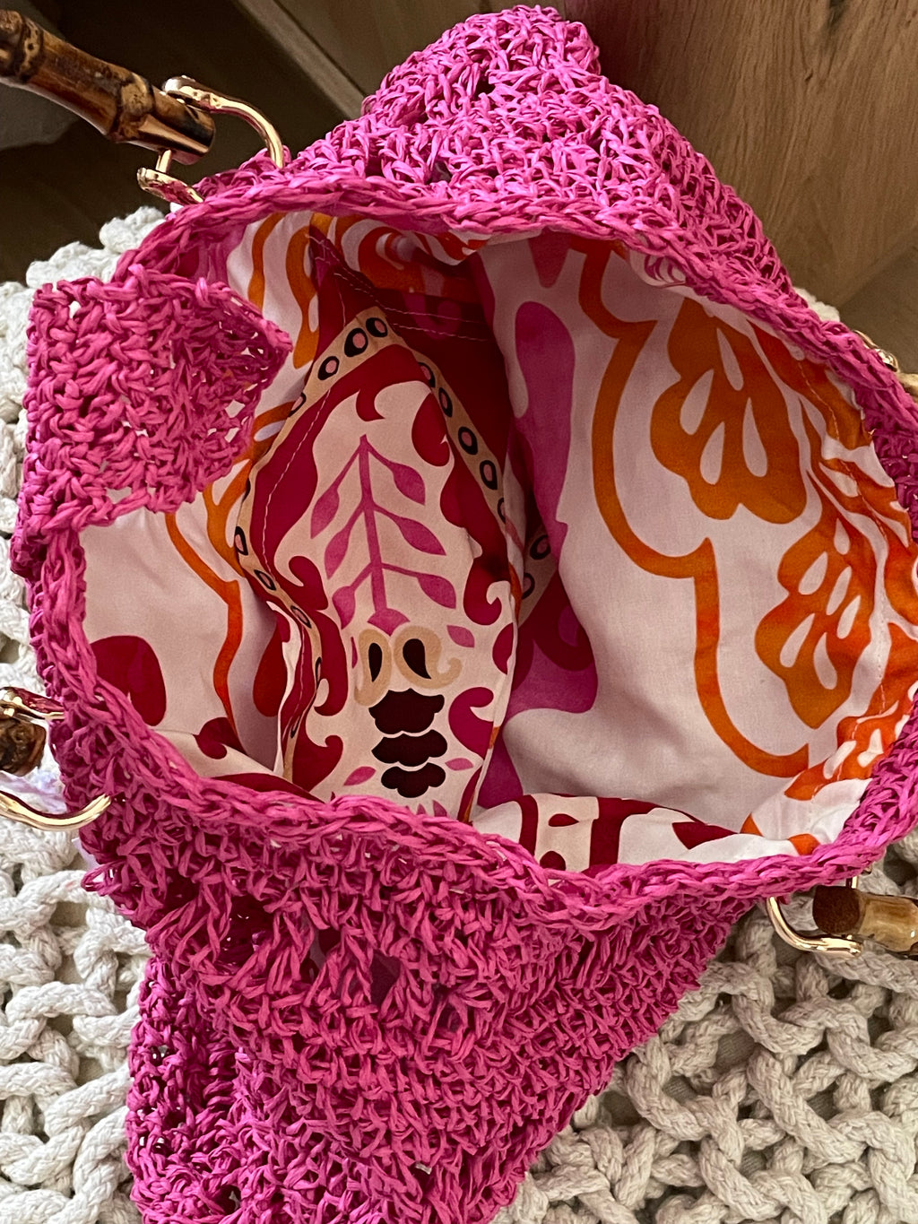 Handmade Raffia Bag – Pink mit Bambusgriff