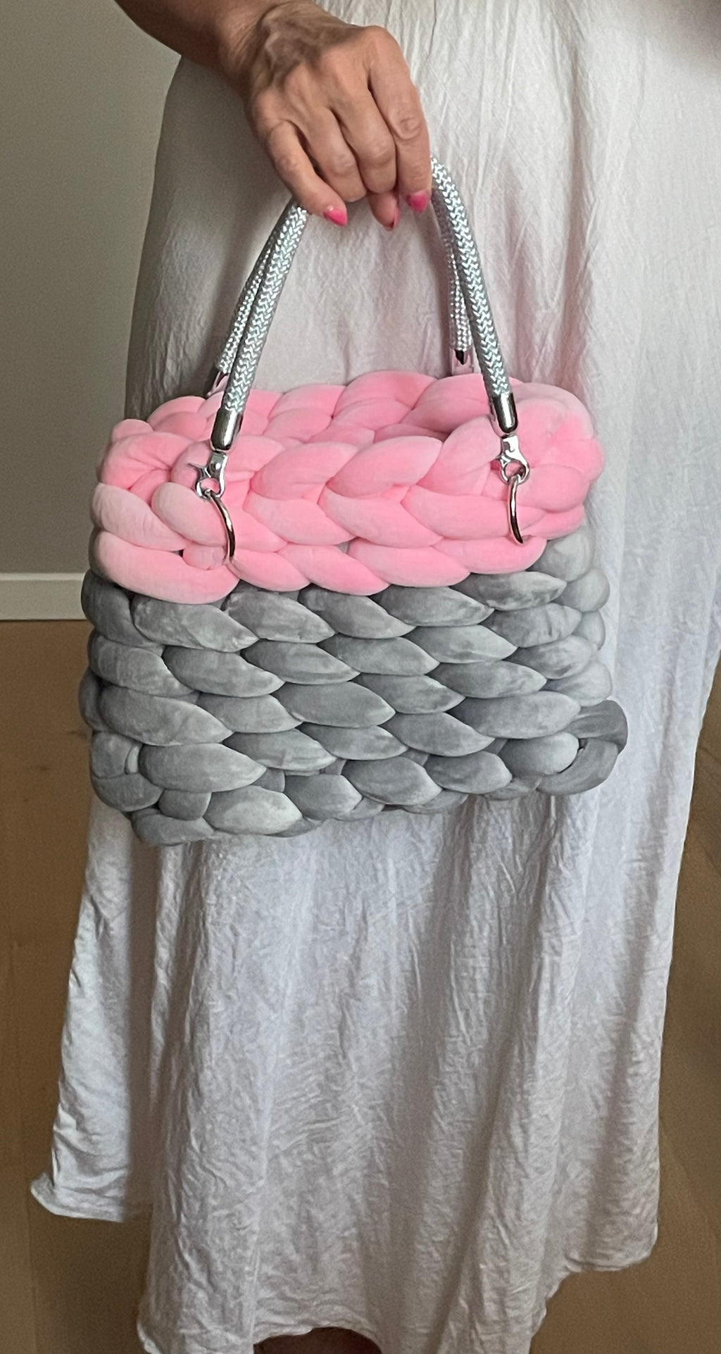 Handmade Bag – Grobstrick Velour Steingrau/Rosa mit Silbergriff