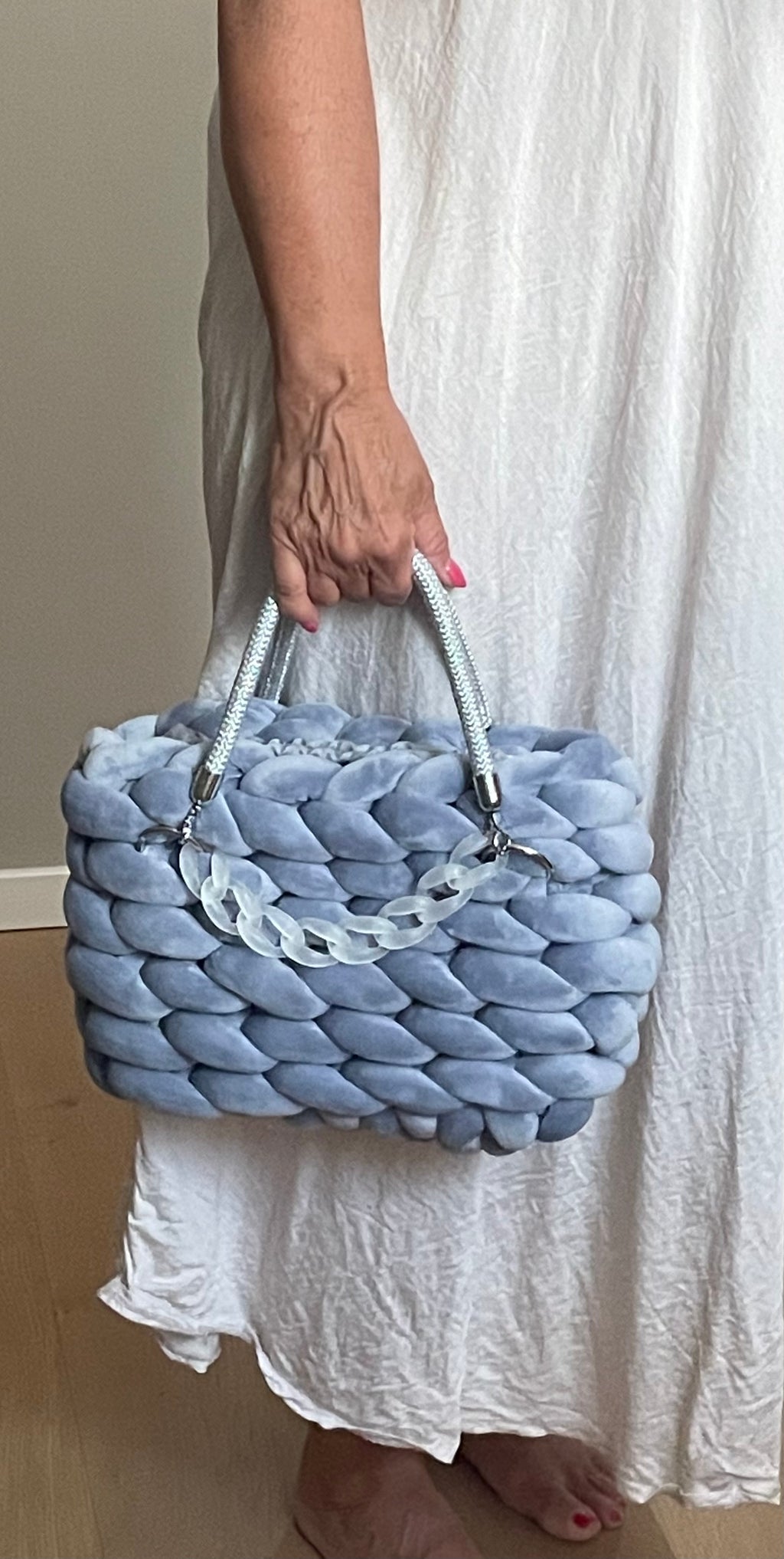 Handmade Bag – Grobstrick Velour Silbergrau mit Zierkette