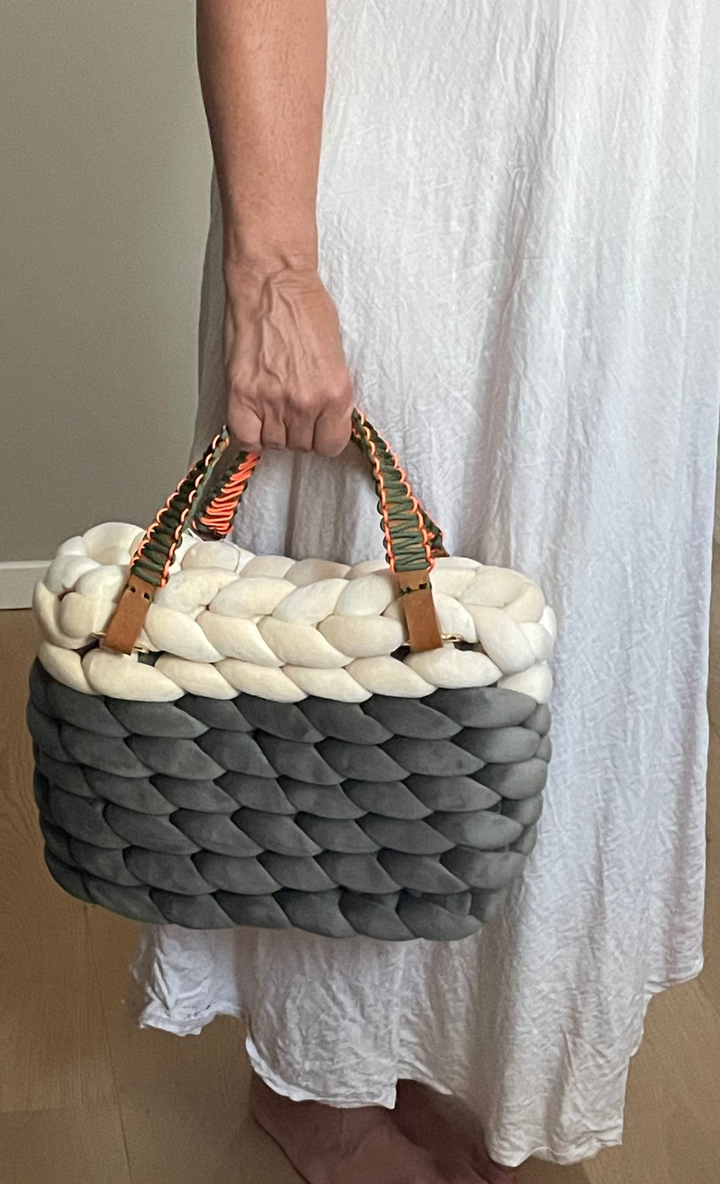 Handmade Bag – Grobstrick Velour Oliv/Ecru mit Ledergriff
