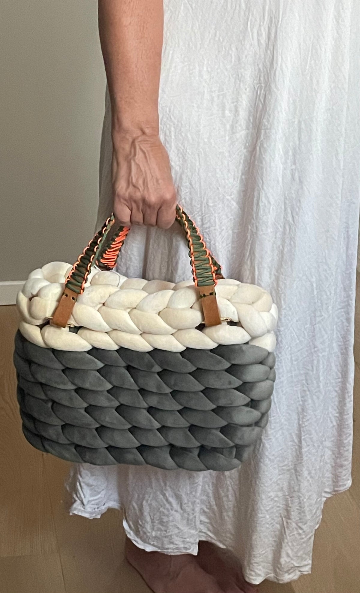 Handmade Bag – Grobstrick Velour Oliv/Ecru mit Ledergriff