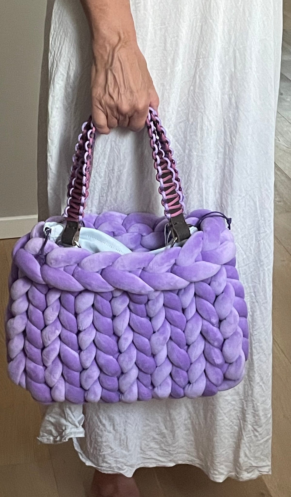 Handmade Bag – Grobstrick Velour Lavendel mit Ledergriff