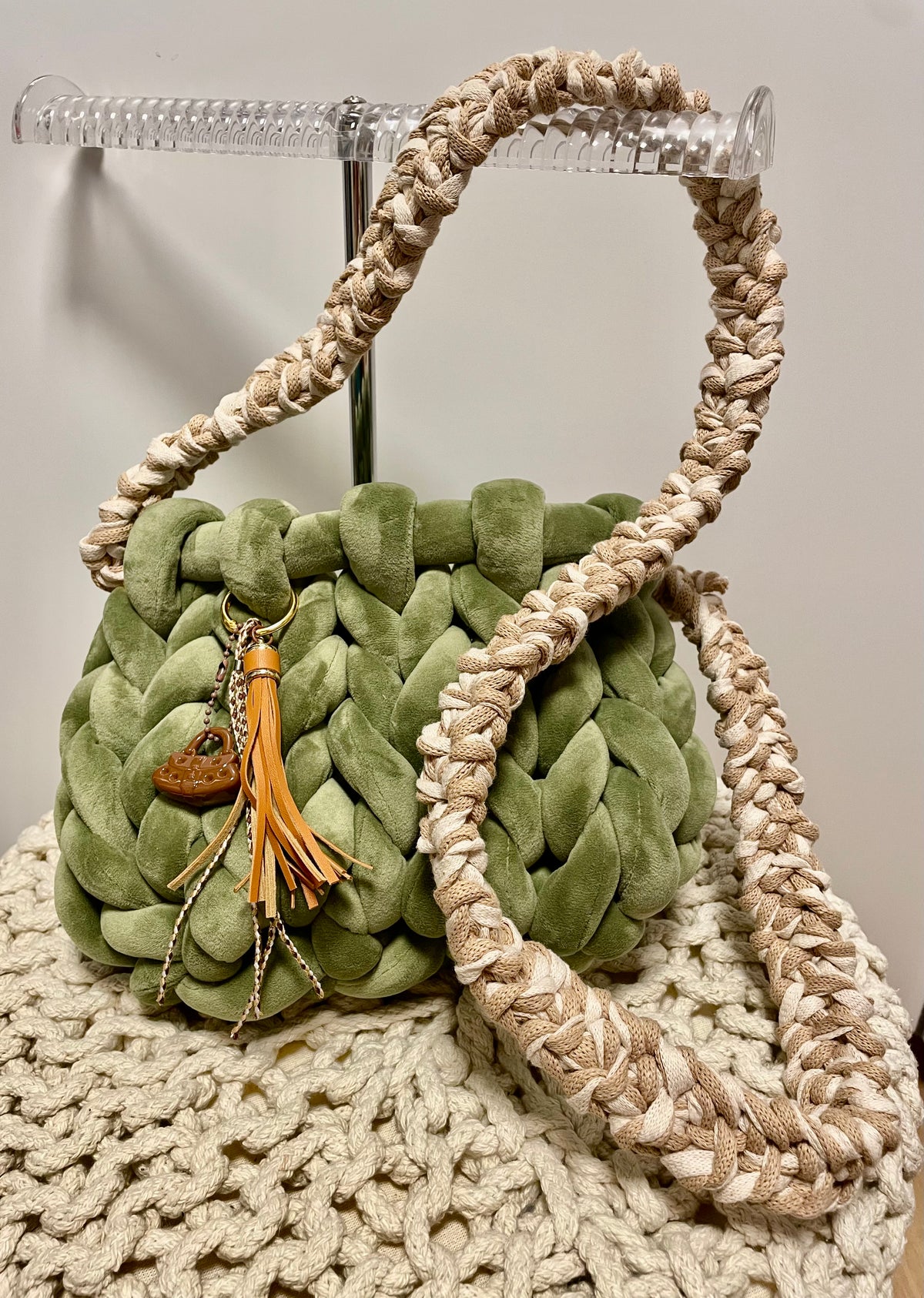Grobstrick-Bag Grün – Velour Crossbody mit Boho-Charme