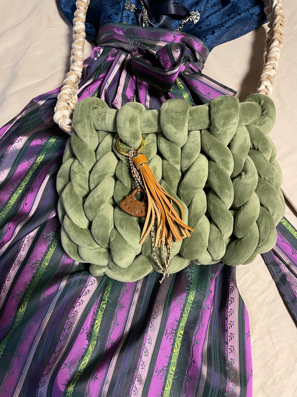 Grobstrick-Bag Grün – Velour Crossbody mit Boho-Charme